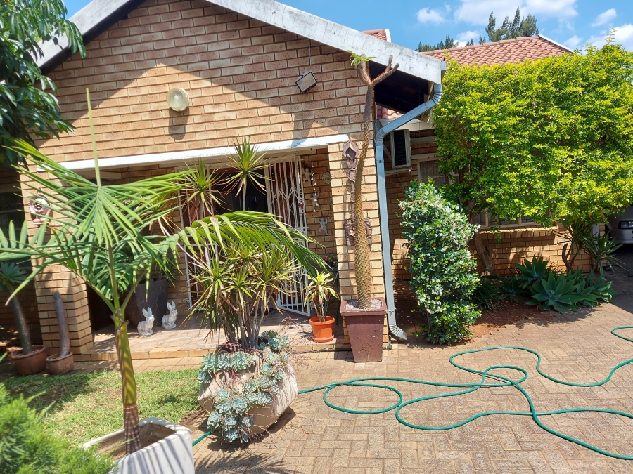 16 Bedroom Property for Sale in Oos Einde North West